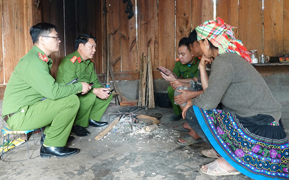 Công an xã Dế Xu Phình, huyện Mù Cang Chải tuyên truyền Luật Phòng, chống mua bán người cho hội viên phụ nữ xã.